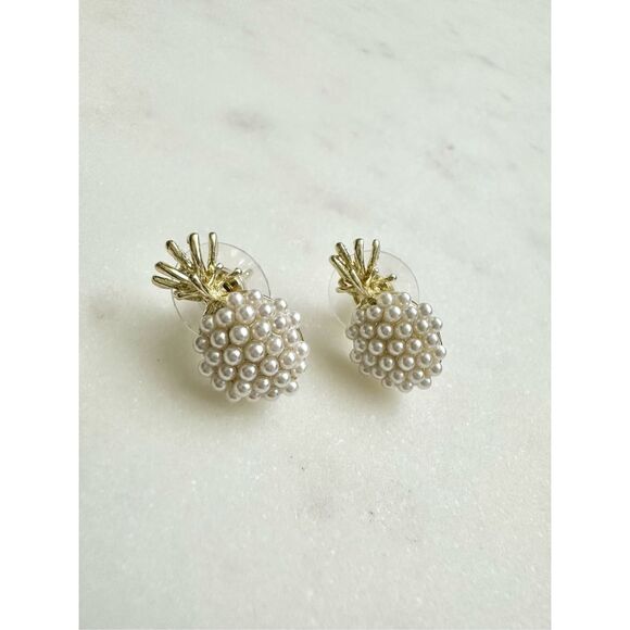 Faux pearl and gold color pineapple stud earrings ￼ - Picture 1 of 2